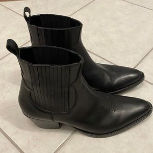 Maje ankle western Chelsea boot. Black leather size 40